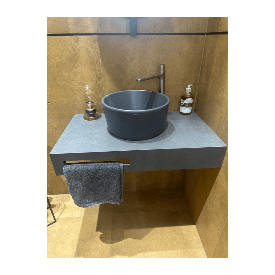 KOMPLET FORTY3; umivaonik i zidna ploča Lemmy Venom; iz izložbe Rijeka